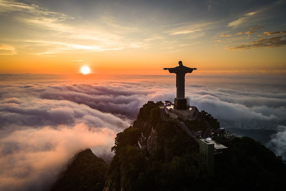 Vista aérea de la estatua del Cristo Redentor en Río de Janeiro, rodeada por un banco de nubes. La escultura, inaugurada en 1931, es símbolo internacional de la ciudad.