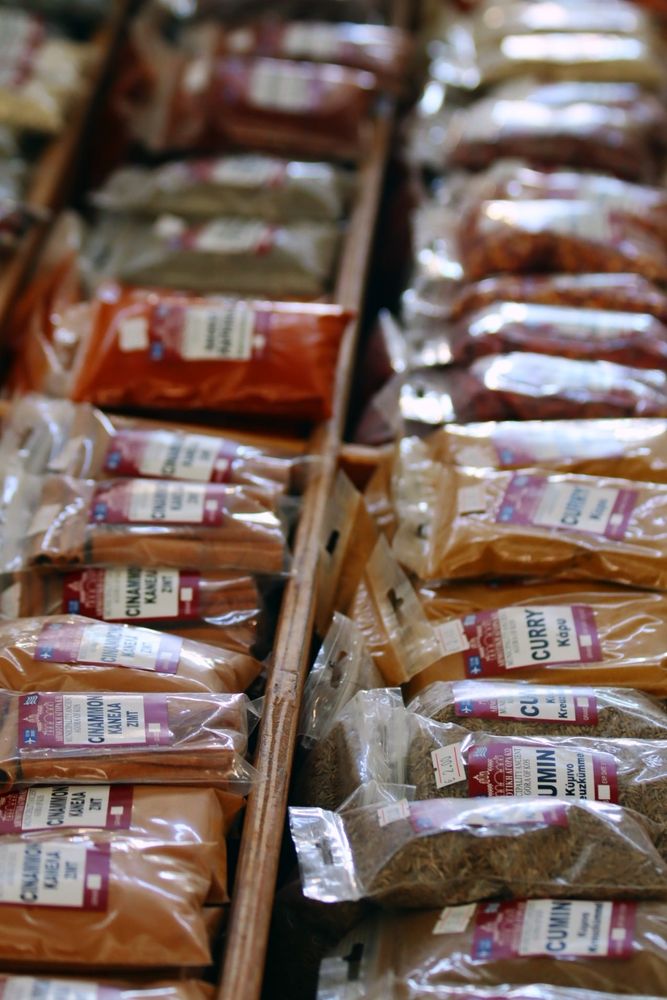 Verschiedenste Gewürze in einer Markthalle 