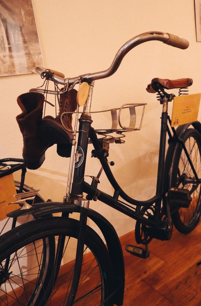 Fahrrad Anfang des 20. Jhts. mit Damenstiefeln an der Lenkstange 