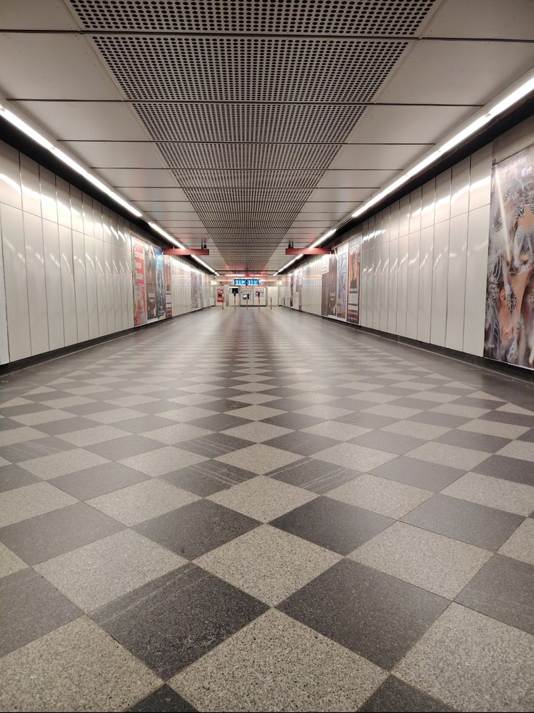 Wien Mitte, Zugang zur Schnellbahn. Der Boden besteht aus schwarzen und weißen Rechtecken 