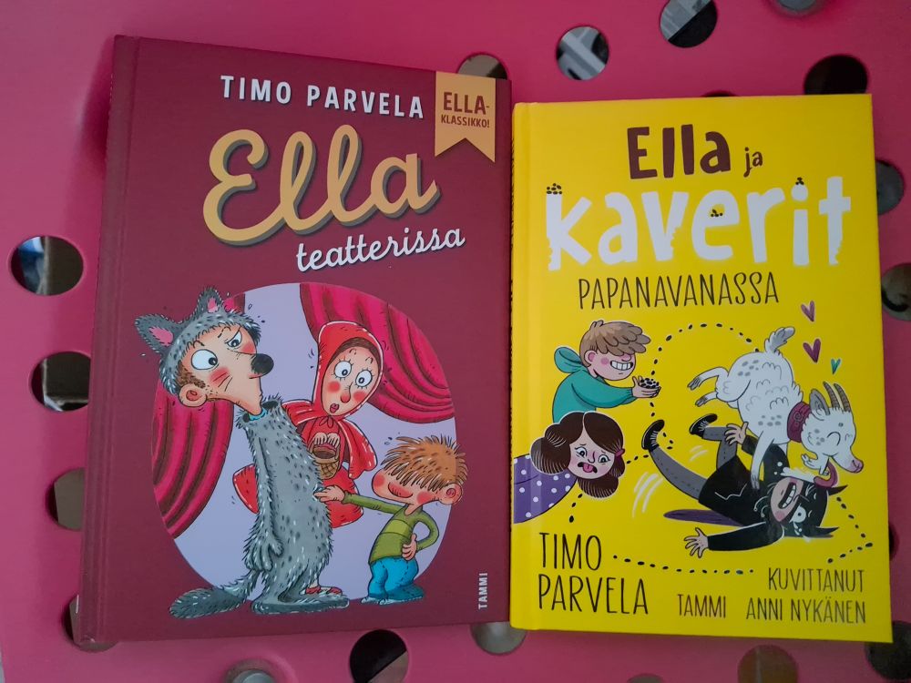 Vierekkäin kirjat Ella teatterissa ja Ella ja kaverit papanavanassa.