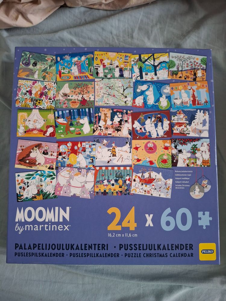 Laatikko, jonka kannessa on pieniä muumiaiheisia piirroskuvia.