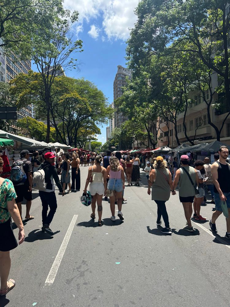 foto de uma rua lotada de pessoas em meio a barraquinhas de produtos artesanais de todos os tipos 