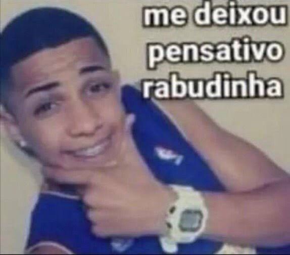 homem jovem chavoso, com aparelho nos dentes e relógio no pulso, colocando a mão no queixo em sinal de estar pensativo/reflexivo. ao lado dele está escrito “me deixou pensativo rabudinha”