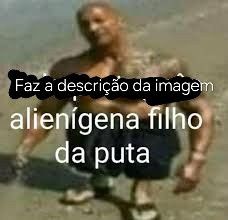 Meme do The Rock na praia, homem careca forte e tatuado, mas editado aqui pra ficar pequeno e achatado. O meme original é 
