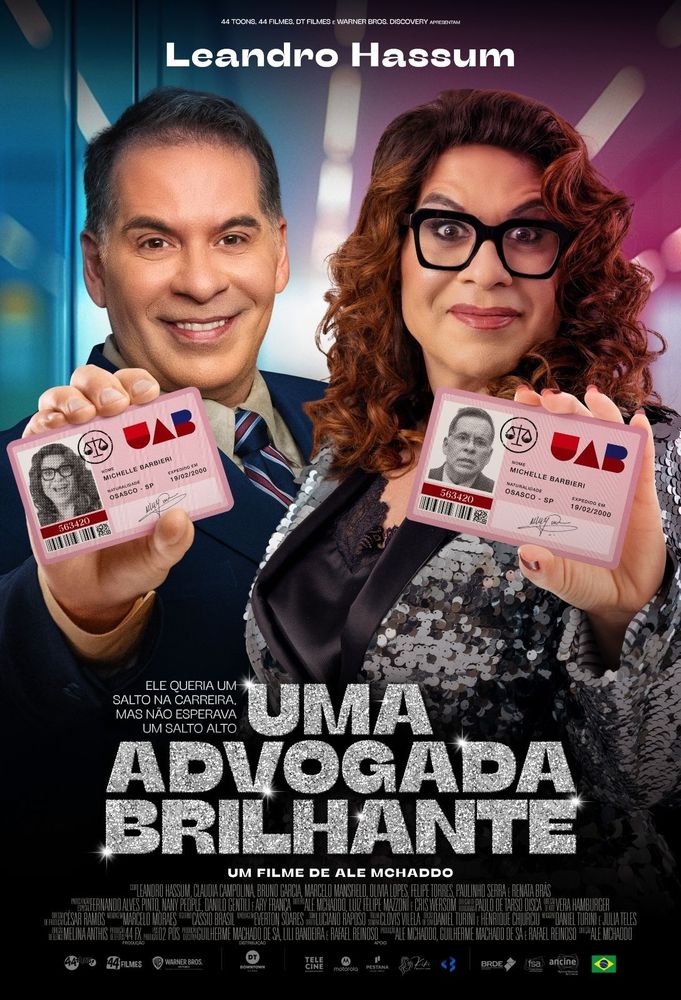 poster do filme "uma advogada brilhante", estrelando leandro hassum e com direção de alê machado. de um lado do poster o ator usando terno e gravata, de cabelos curtos, segurando uma carteirinha da UAB (em alusão a OAB) mas que tem a foto de uma mulher. do outro lado, o mesmo ator com cabelos cacheados longos, usando uma blusinha de renda e um terninho de paetê, segurando uma carteirinha da UAB com a foto de um homem. no centro inferior, o nome do filme em letras brilhantes na cor prata. ao lado está escrito "ele queria um salto na carreira. mas não esperava um salto alto"