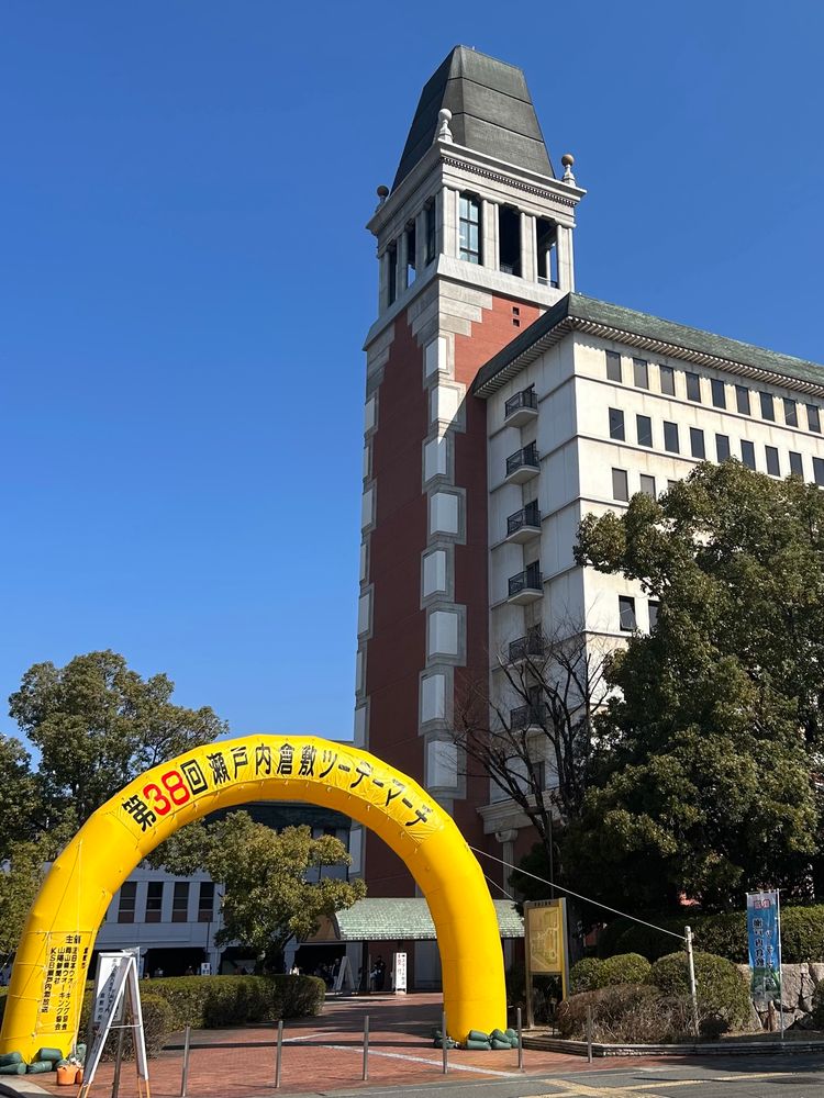 倉敷市役所の庁舎とイベント入り口アーチ②