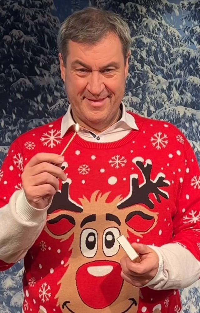 Marcus Söder in einem wunderschönen Weihnachtspullover.