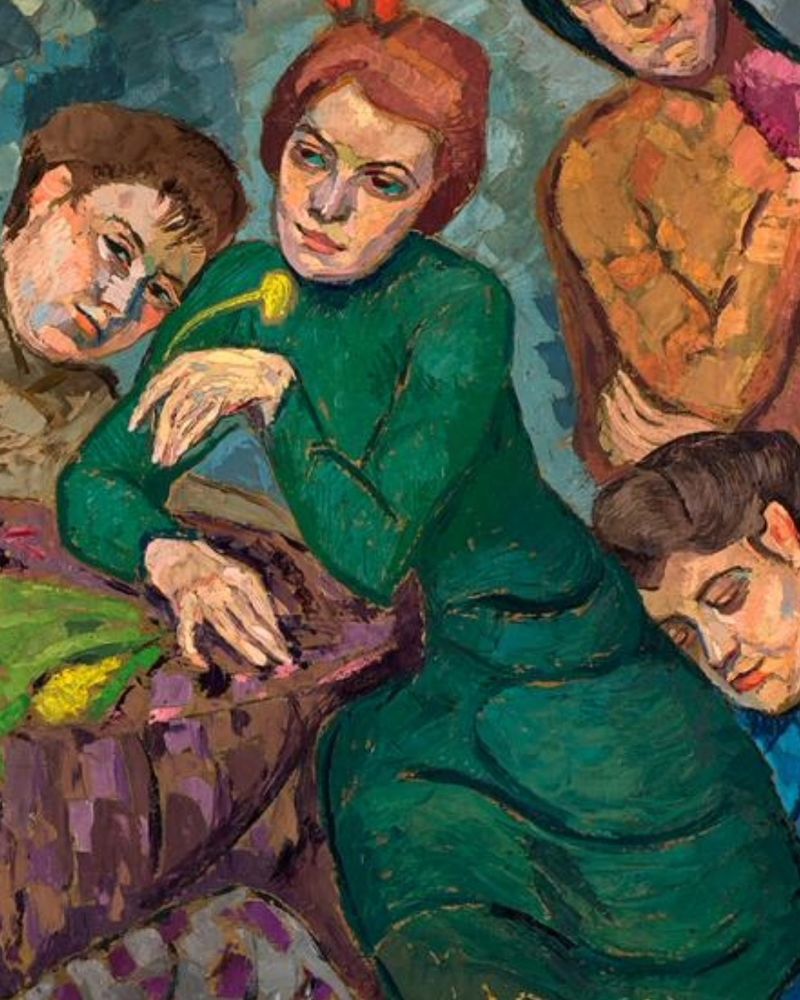 Die Darstellung zeigt eine Frau in einem grünen Mantel, umgeben von mehreren Figuren mit expressionistischem Malstil.