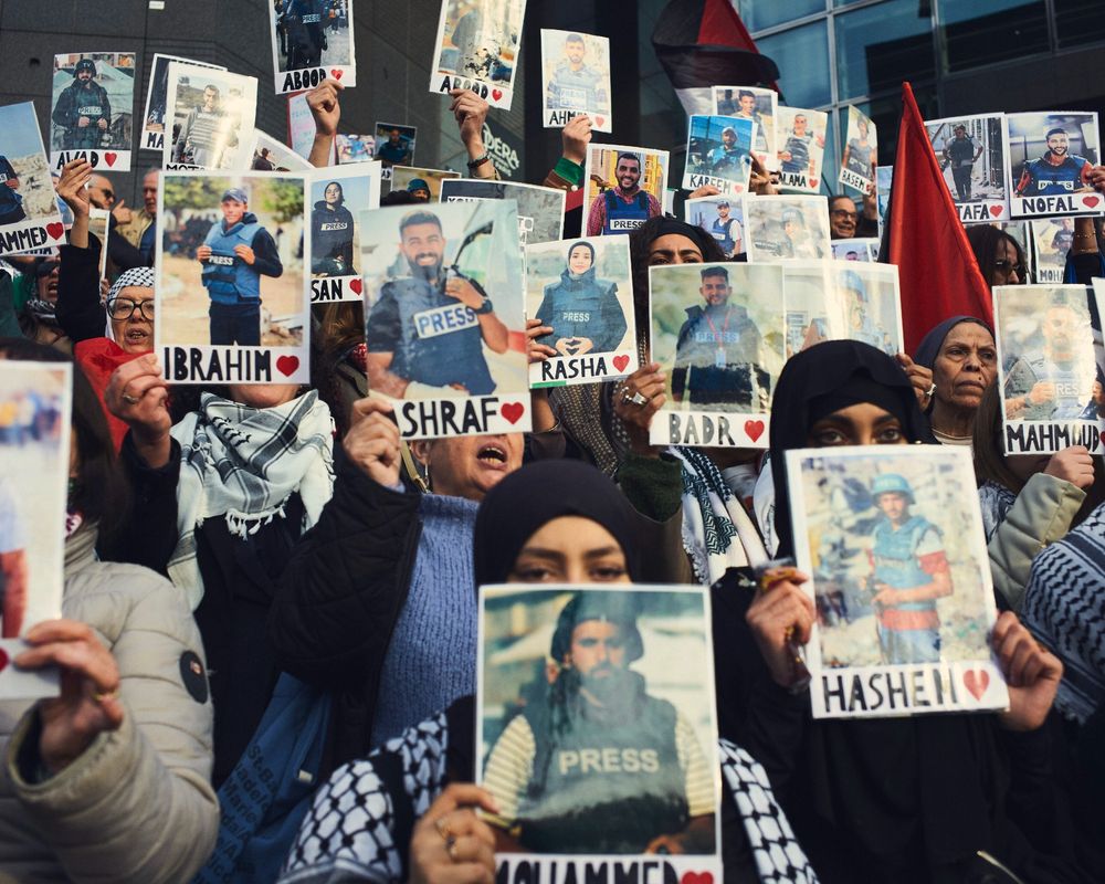 A l’appel des principales organisations de défense des journalistes, environ 200 professionnels se sont mobilisés sur les marches de l’Opéra Bastille, mercredi 16 avril.
