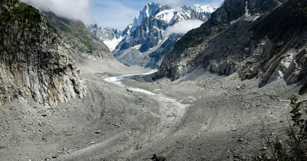La montagne brûle et l’on regarde des images de sommets faussement éternels