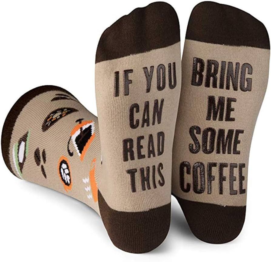 Socken mit Schriftzug "Wenn du das lesen kannst, bring mir Kaffee" auf den Sohlen