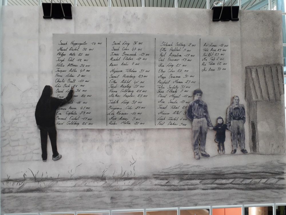 Œuvre artistique (2e coup de cœur) : à droite le camp de Pithiviers avec 3 Juifs déportés, à gauche le néant (représenté sous la forme d'un mur d'une industrie où travaillaient certains juifs), au centre l'une des stèles mémorielles avec le nom et l'âge des déportés. De dos, un guide montrant cette stèle. L'histoire et la mémoire (et leur transmission).