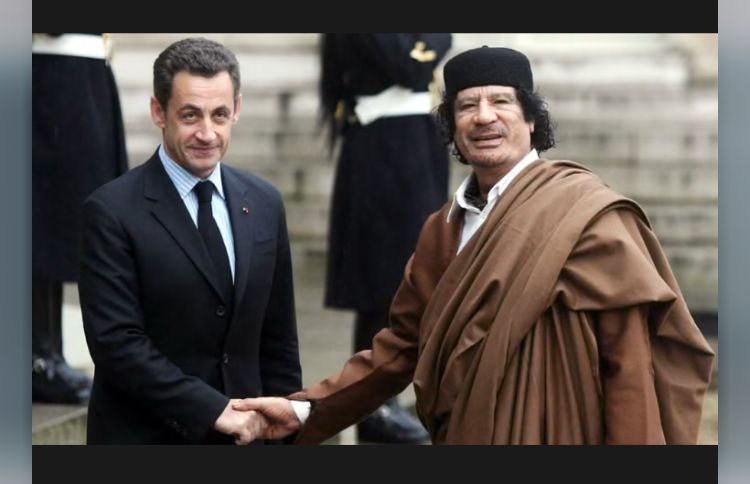 Sarkozy accueille Kadhafi sur le perron de l’Élysée en lui serrant la main