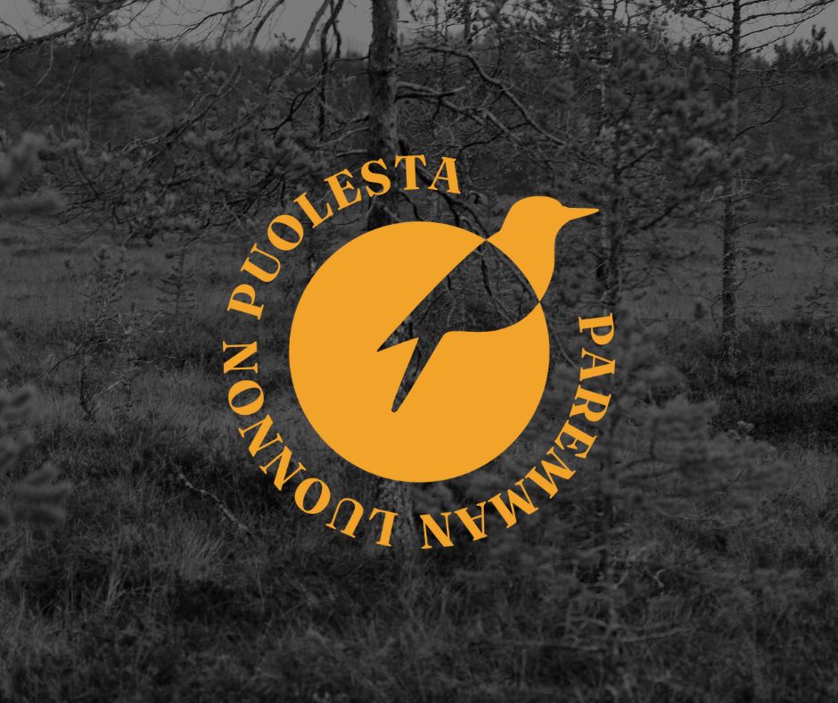 Säätiön uusi logo. 🌿📢 Isoja uutisia: Päijänteen Luonnonperintösäätiö PLUPS uudistuu!
Tästä päivästä alkaen tunnemme itsemme nimellä Paremman Luonnon Puolesta -Säätiö. Uusi nimi kuvastaa selkeämmin tehtäväämme – suojella ja kehittää suomalaista luontoa.
Samalla olemme uudistaneet visuaalisen ilmeemme ja verkkosivustomme. Uusi ilme tukee paremmin kasvanutta toimintaamme ja mahdollistaa monipuolisemmat tavat osallistua luonnonsuojeluun. 
Uudistus ei muuta perusarvojamme – jatkamme määrätietoista työtä suomalaisen luonnon puolustajana. Haluamme kutsua kaikki mukaan tekemään konkreettisia tekoja luonnon hyväksi.
Tutustu uudistuksiin ja liity mukaan!
Linkin uudistuneille sivuillemme:
www.plups.fi