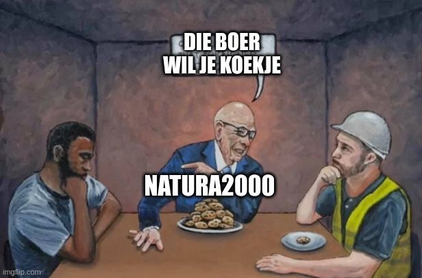 Man met schaal vol koekjes, die tegen de bouwvakker zegt dat de boer hem zijn ene koekje af wil pakken.