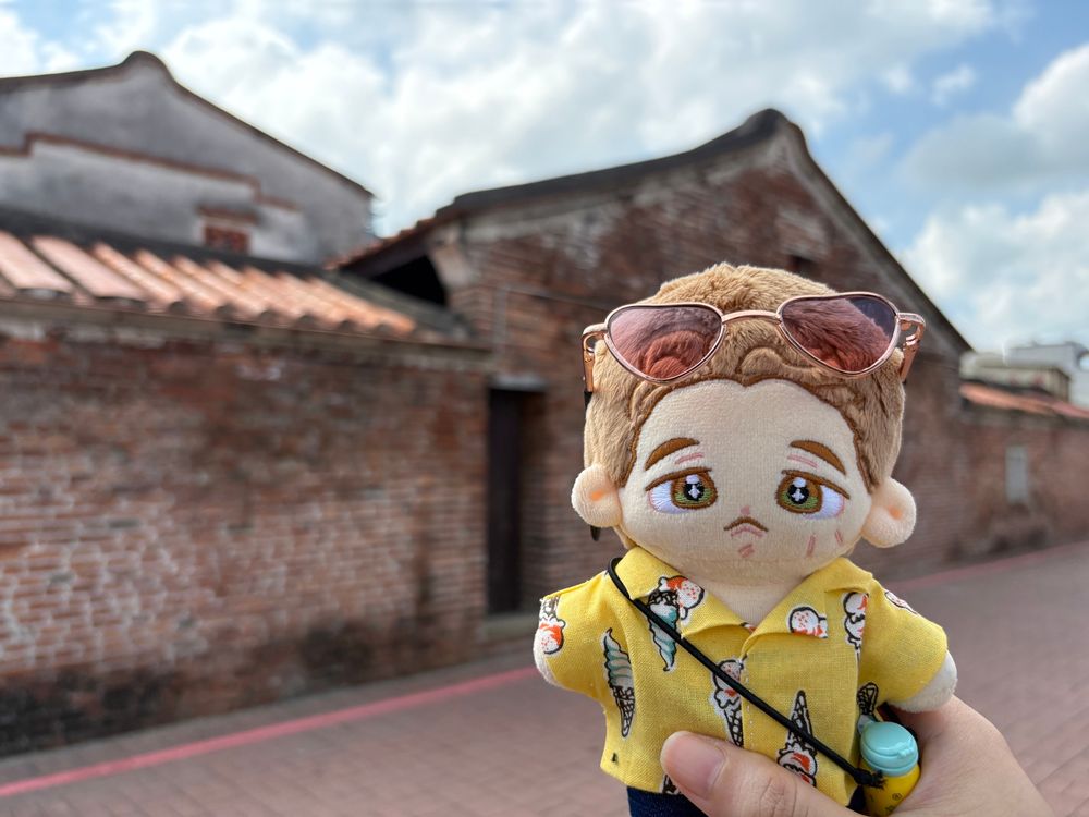 レンガの建物とぬいぐるみ