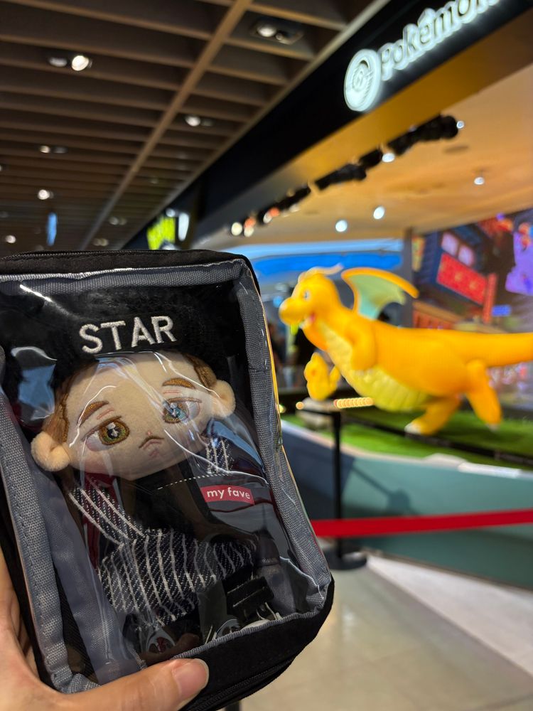 ぬいぐるみと台北ポケモンセンターの写真