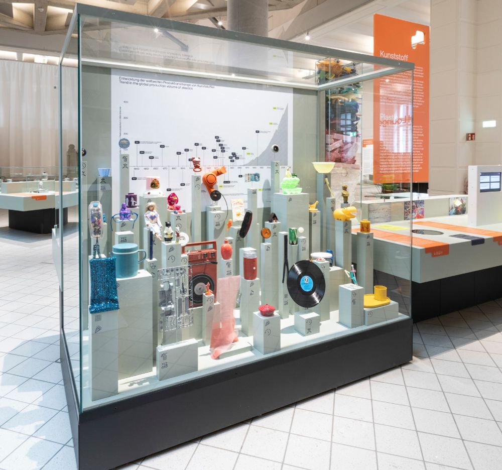 Die Vitrine der Kunststoffinsel in den Materialwelten mit verschiedenfarbigen Kunststoffobjekten aus den letzten Jahrzehnten. Foto: Technisches Museum Wien 