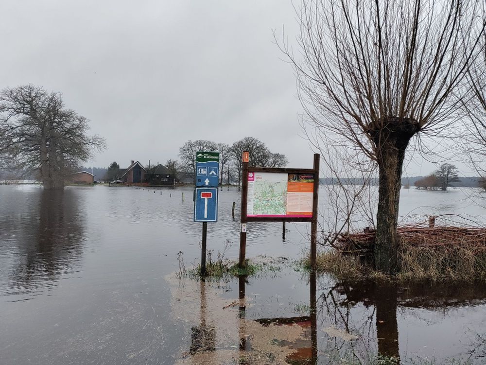 Bord naar de camping onder water.