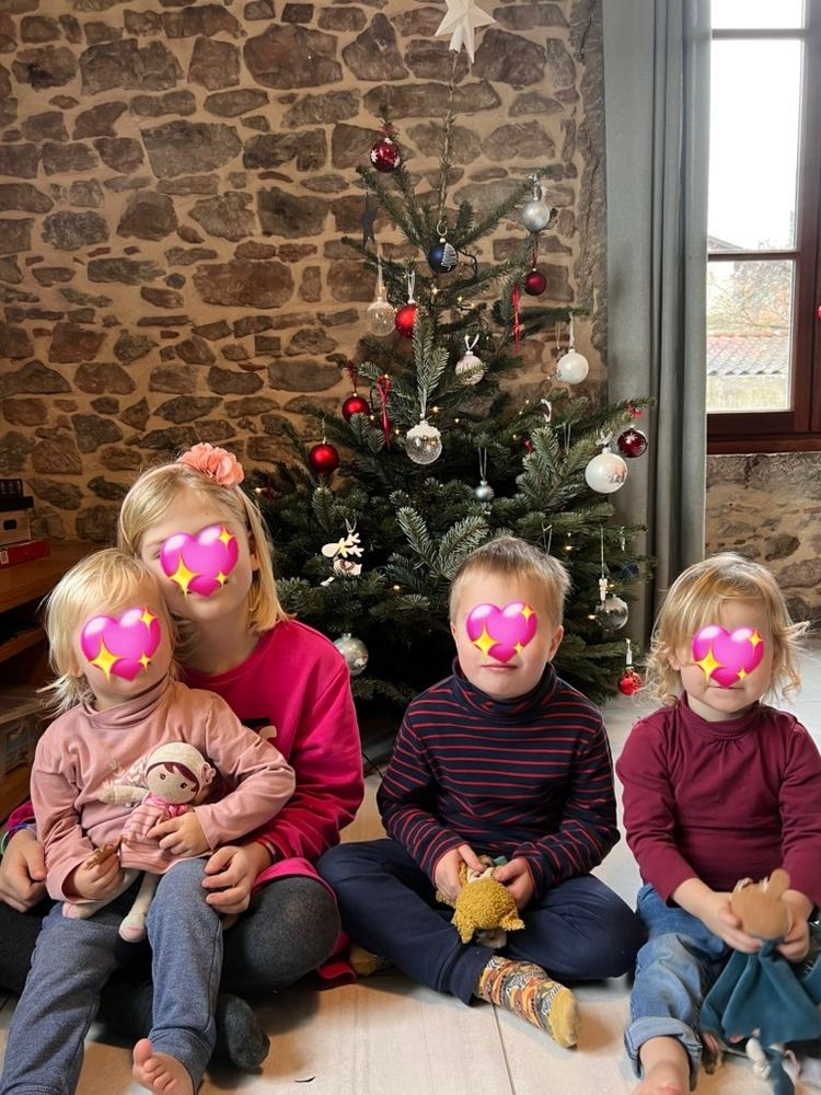 Mes 4 enfants assis devant le sapin de Noël 