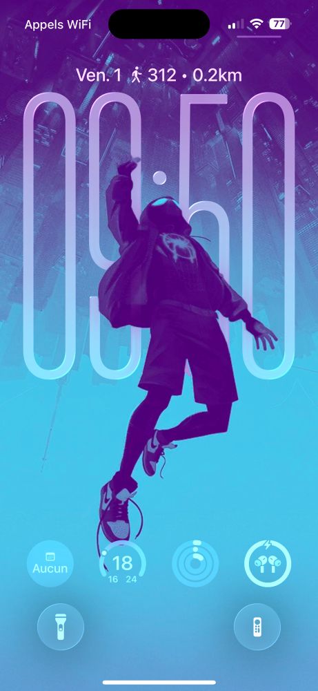 Mon lockscreen iOS avec la grosse heure et Miles Morales. Effet de relief. 