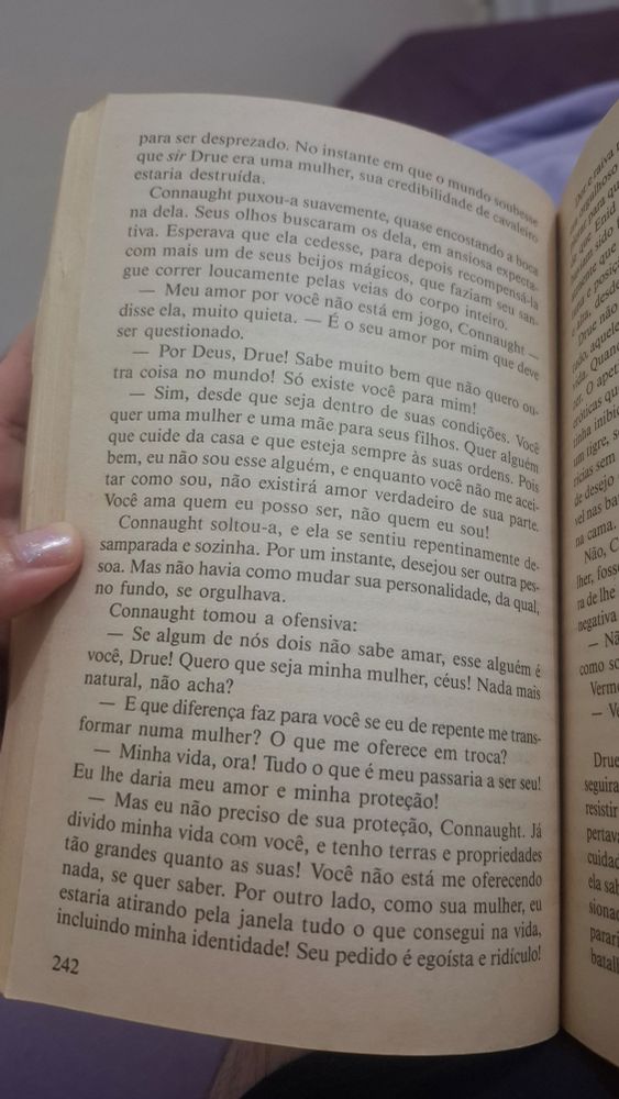 Drue e Connaught discutindo. Connaught quer que Drue se torne muie e Drue tá mandando a real que ele não vai deixar de ser cavaleiro