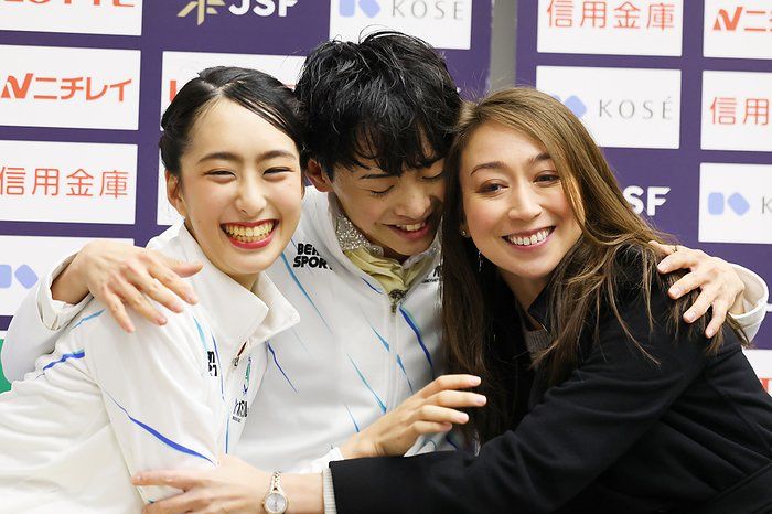 Ikura Kushida, Koshiro Shimada and Cathy Reed hugging in the kiss and cry
by AFLO