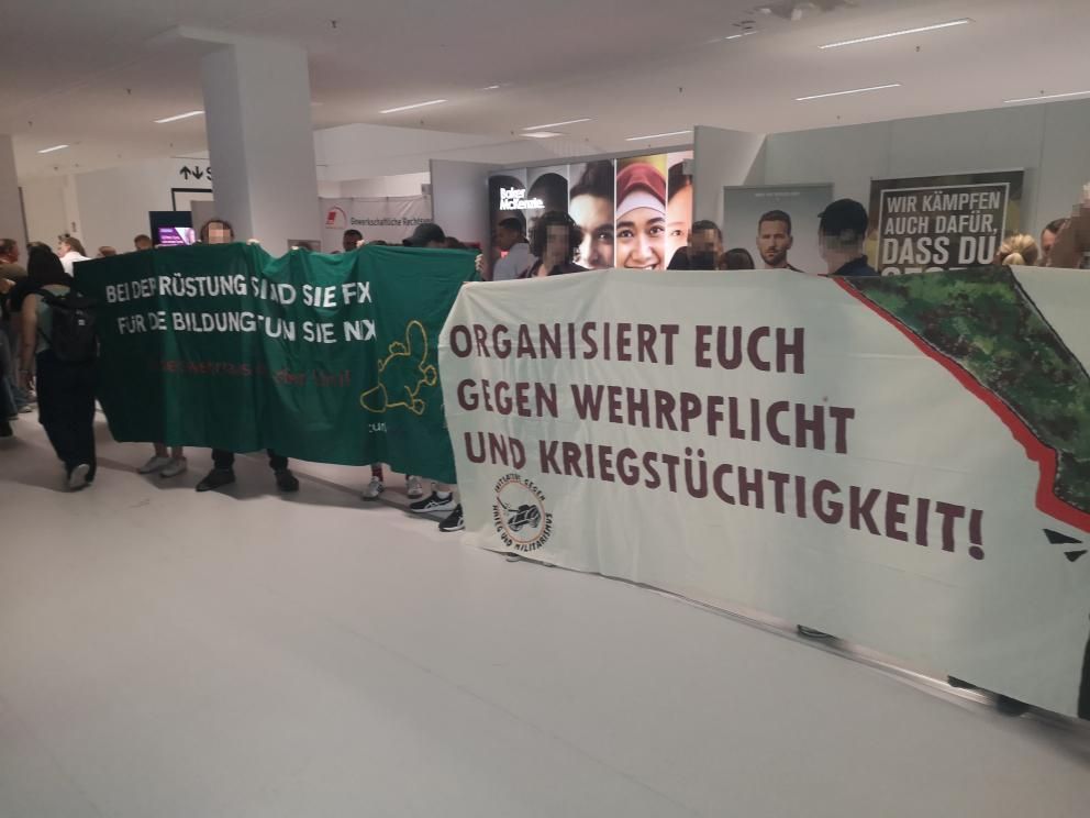 Linke Trabspis versperren einen Bundeswehrstand