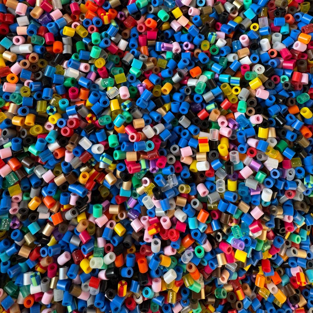 Sehr viele bunte Bügelperlen