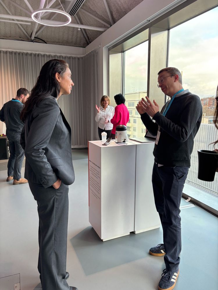 Dr Richard Leggett explaining air sequencing technology at the Innovation for Growth summit.