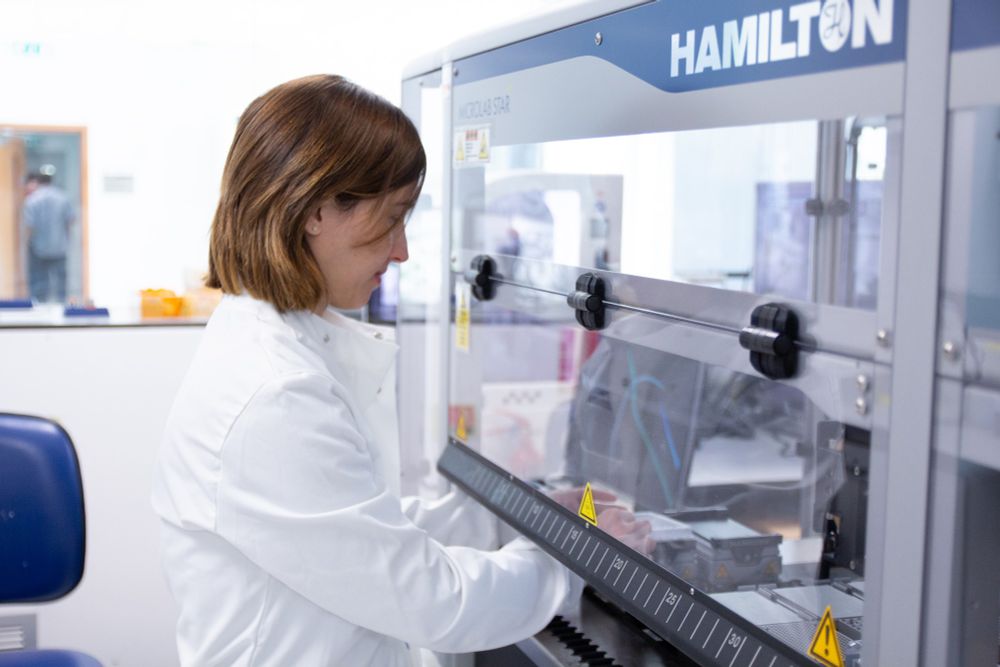Dr Carolina Grandellis, Manager of the Earlham Biofoundry using the Hamilton automated liquid handling robot. 