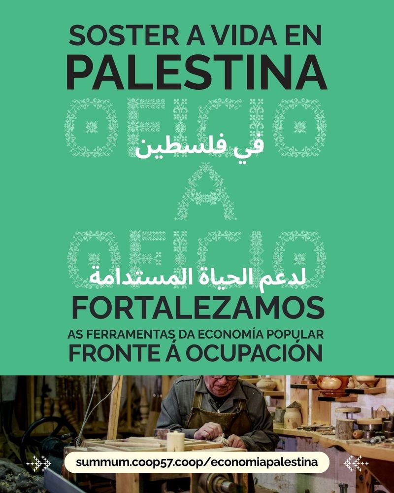 Cartel que inclúe unha imaxe dun artesán no seu obradoiro, ligazón á campaña e texto en árabe e en galego sobre fondo verde. En galego di "Soster a vida en Palestina. Oficio a Oficio. Fortalezamos as ferramentas da economía popular fronte á ocupación".