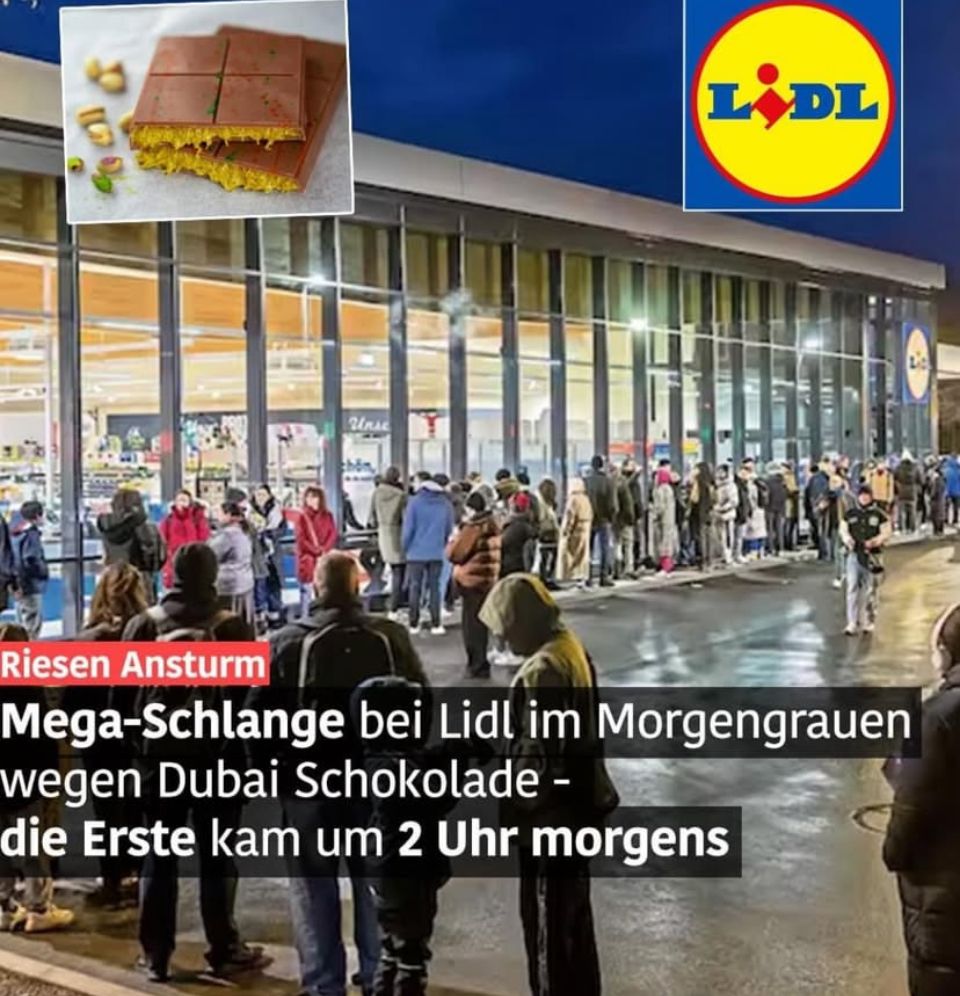 Menschen die bei Lidl Schlange stehen