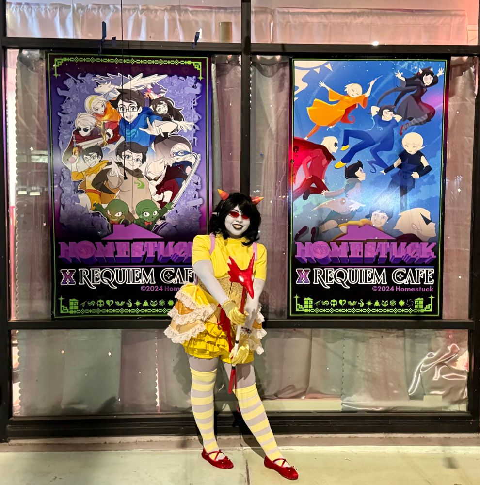 Terezi Pyrope from Homestuck cosplayer in a fancy dreamer yellow outfit at the Requiem Cafe. 