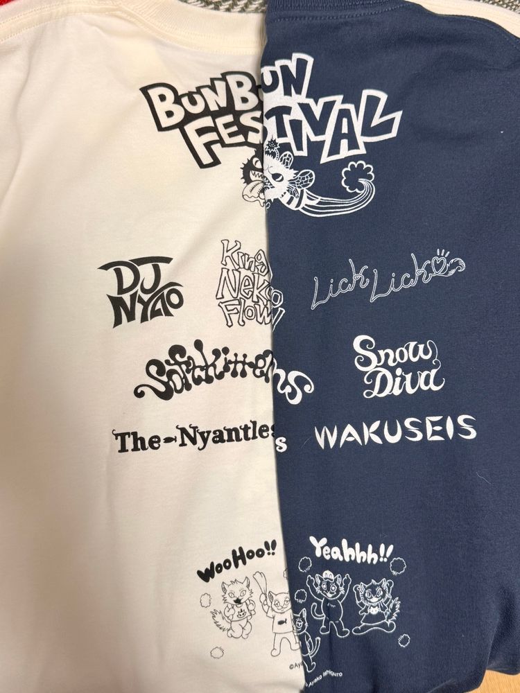 Tシャツのバックプリント
絵柄が同じなので白Tシャツと紺色Tシャツをそれぞれ半分に折って絵を合わせて並べた。