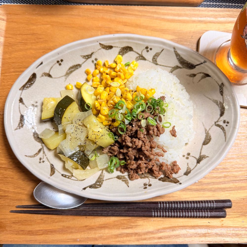 オーバル形のお皿に挽き肉でペッパーランチ風。とうもろこし、ズッキーニと玉ねぎのカポナータを添えてある。