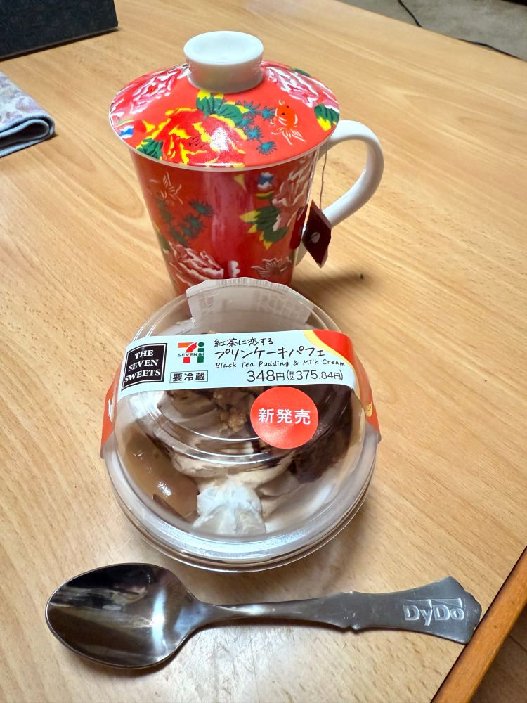 セブンイレブンのデザート
新発売のシールが付いている、紅茶に恋するプリンケーキパフェ