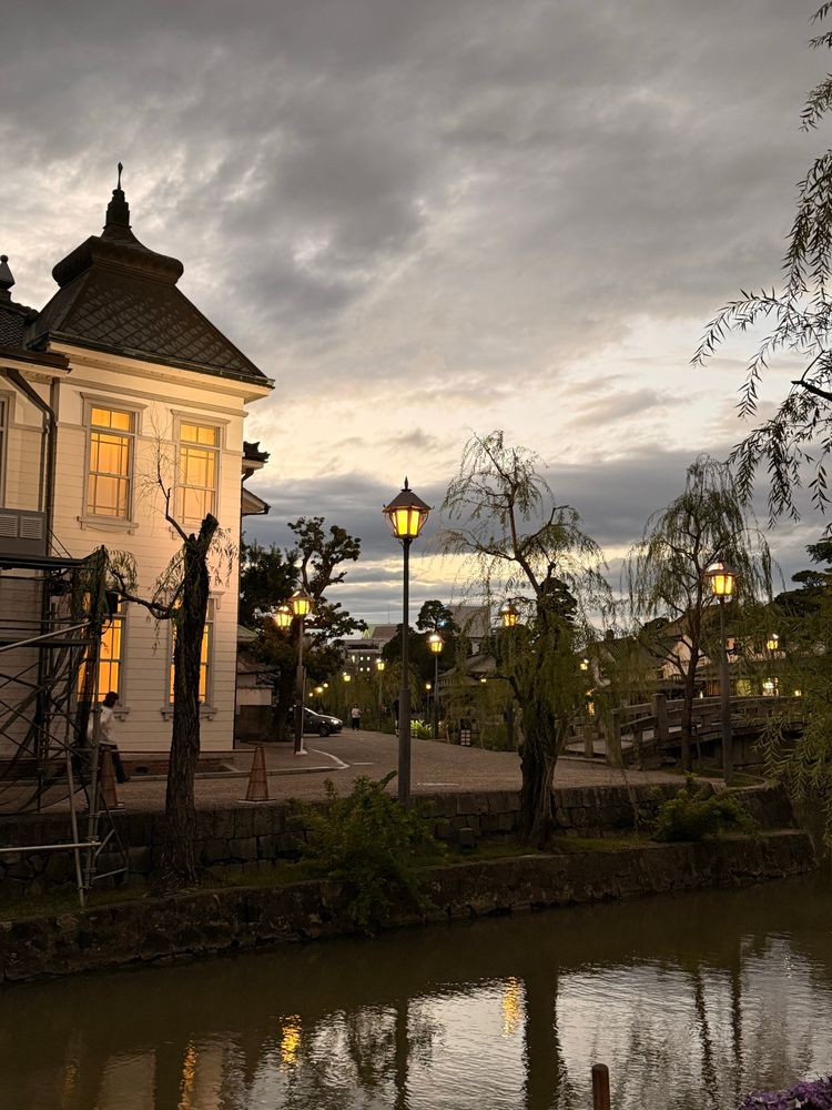 美観地区の案内所と夕暮夜景