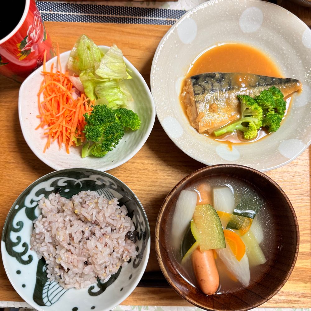 鯖の味噌煮
レタスとブロッコリーとにんじんのサラダ
蕪とズッキーニとにんじんとソーセージのみそ汁

雑穀入りごはん