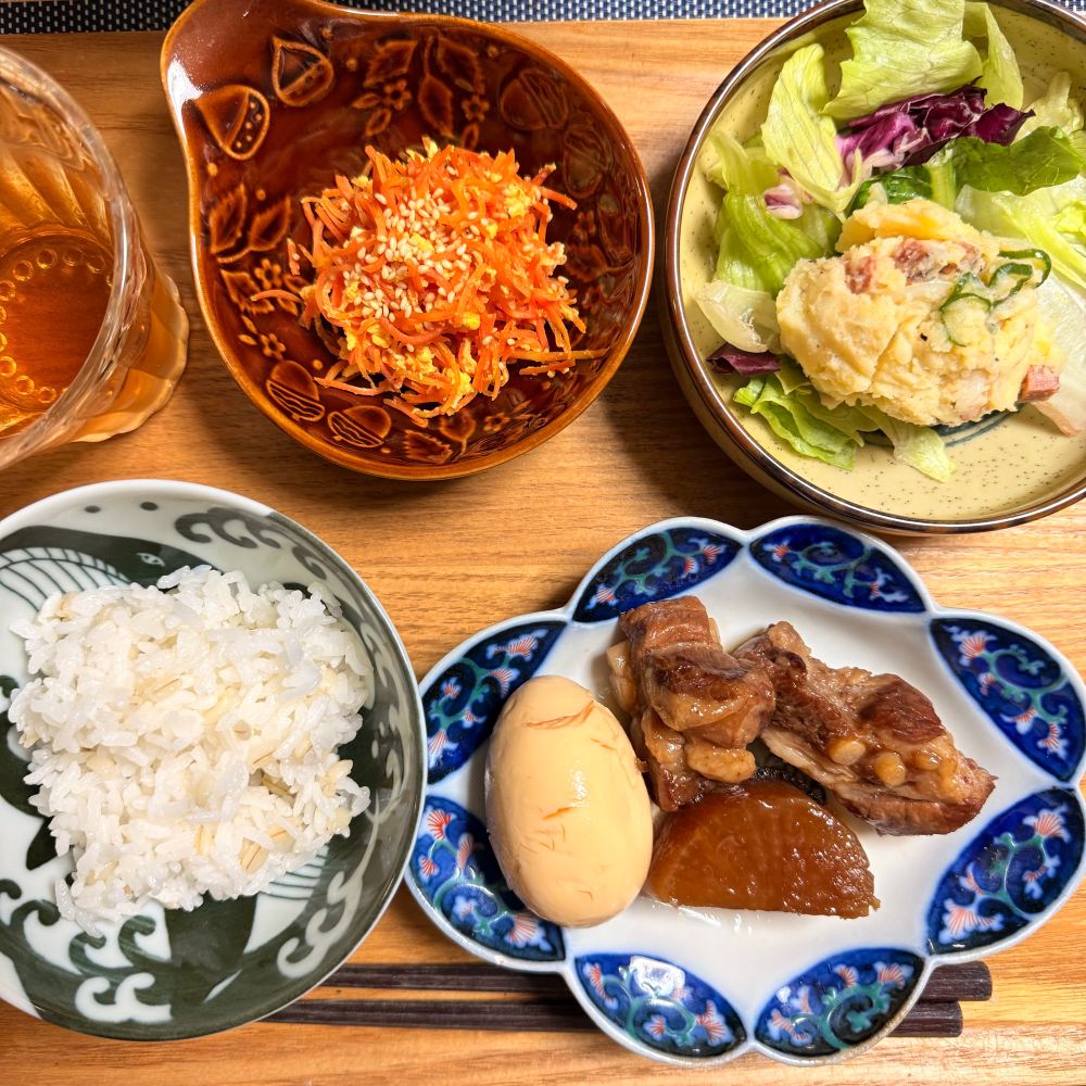 もち麦入りごはん
大根とパイカ(豚軟骨)の甘辛煮にゆで卵添え
にんじんしりしり
ポテサラとレタスサラダ
大根とパイカは煮込んでしっかり味が染みて飴色になっている。