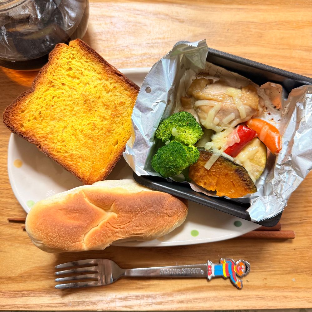 かぼちゃパン、米粉パン、チキンのレモン醤油焼きやブロッコリーなどにチーズを少しふりかけてリベイクしたもの。