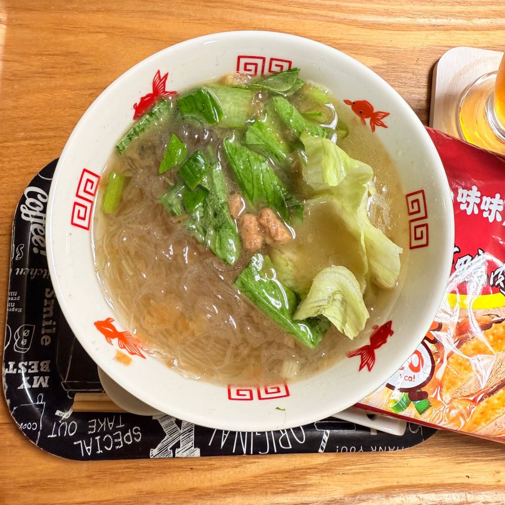丼に台湾の即席春雨「冬葉鴨肉風味湯粉絲」