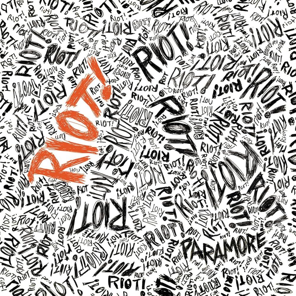Portada del disco "Riot!" de Paramore.
