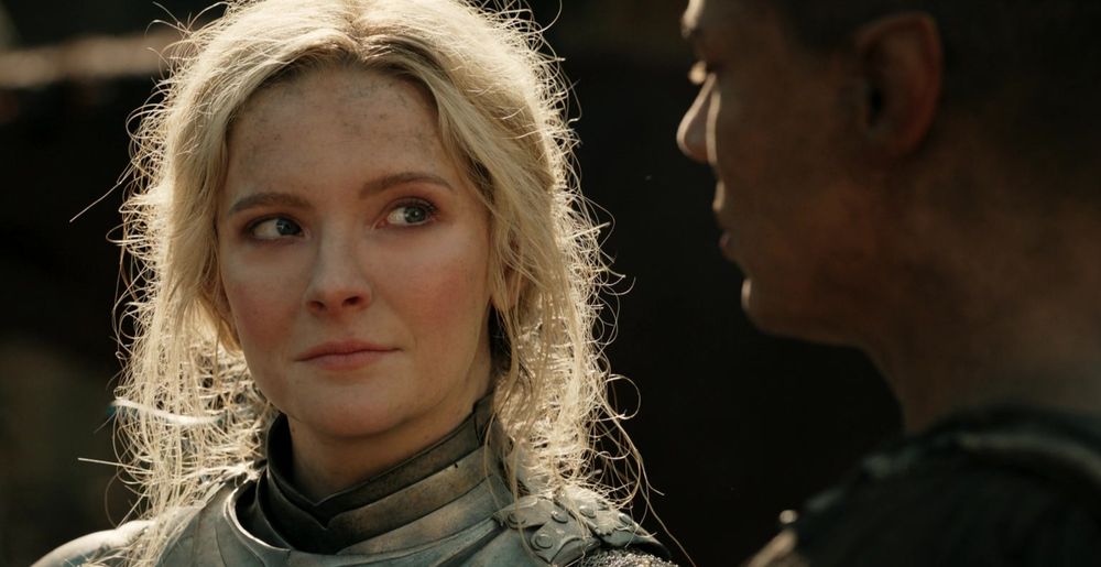 Galadriel looks at Arondir