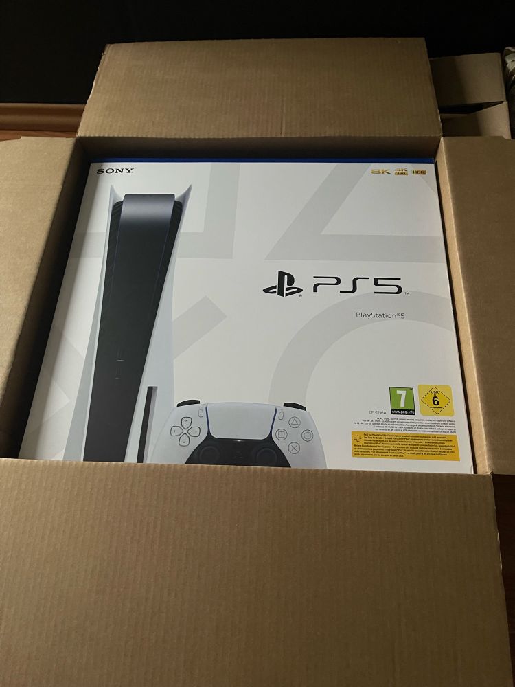 PlayStation 5 im verpackten Karton.