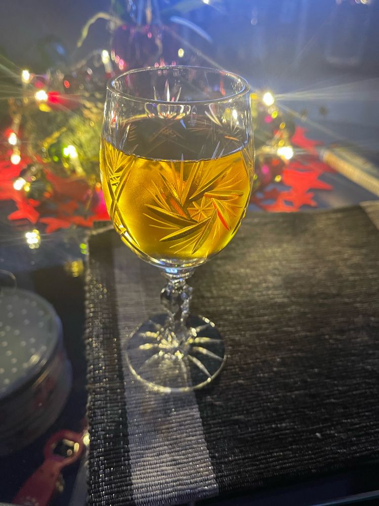 Ein Glas gefüllt mit Met.