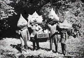 foto em preto e branco da família folhas: quatro pessoas com máscaras com formato de folha