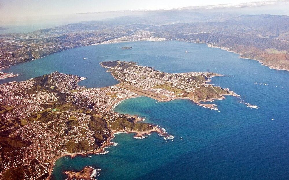 Aerial photo of Wellington Harbour, New Zealand. By Phillip Capper - Flickr: Wellington Harbour, New Zealand, Nov. 2009, CC BY 2.0