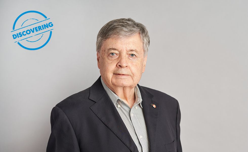 The IRCM welcomes the announcement of the first-ever successful treatment for a rare eye disorder, ophthalmoplegia, using elamipretide—a mitochondria-targeting therapeutic peptide co-discovered by Dr. Peter W. Schiller, Research Professor Emeritus at the IRCM.
Chronic progressive external ophthalmoplegia (CPEO) is a rare neuromuscular disease that affects the eye muscles, causing drooping of the eyelids (ptosis), reduced eye mobility, and strabismus. To date, no FDA-approved therapy has been available to treat this debilitating condition.
👏Thank you, Dr. Schiller, for your invaluable contribution to science!